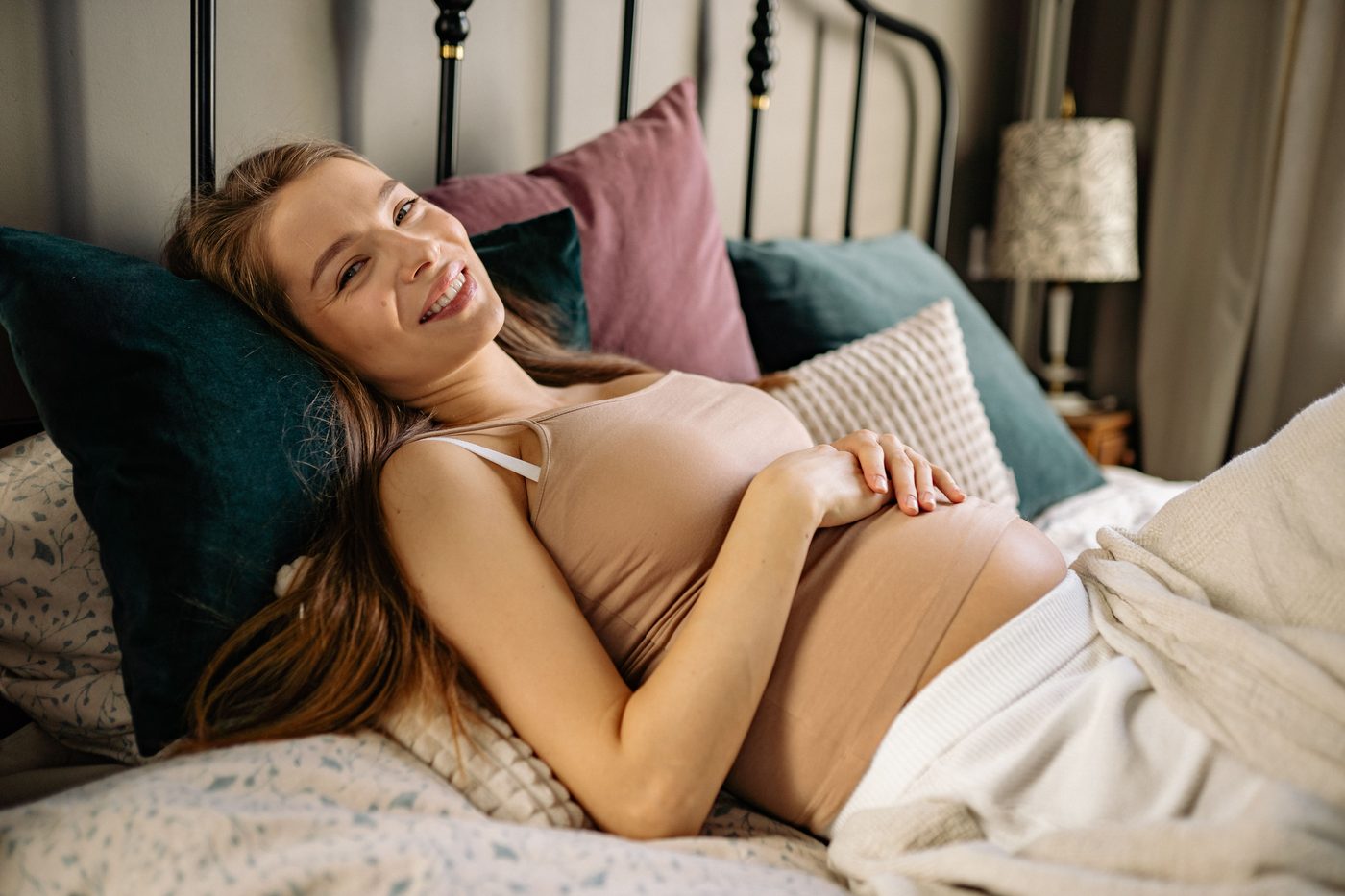 Une femme enceinte détendue, une main posée sur son ventre